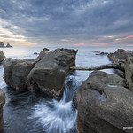 The flow between two rocks