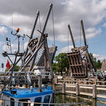 Greifswald, Wieck: Die Klappbr&uuml;cke wird zur Durchfahrt von Schiffen ge&ouml;ffnet - The bascule bridge is opened for the passage of boats