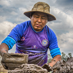 Haciendo ladrillos con barro. / Fabrication de briques avec de la boue