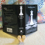 Oooooooh Nakisa is reading "breaking dawn"