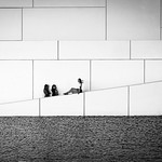 louvre abu dhabi white wall girls