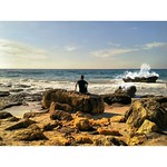 Dilluns, 13 d'octubre: Un jove contempla el Mediterrani des de Cala Fonda, de @al_diaz_