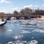 Blick vom Fu&szlig;g&auml;ngersteg zwischen Hauptbahnhof und Spreebogenpark &uuml;ber die Spree zur Moltkebr&uuml;cke - Looking from the footbridge between the Central Station and the Spree Bend Park over the Spree to the Moltke Bridge