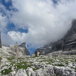BOCCHETTE DI BRENTA - RIFUGI TUCKETT F. &ndash; SELLA Q. Ubicati su un ripiano roccioso sono una delle basi di partenza per le Bocchette di Brenta. UNESCO, Dolomiti di Brenta, Parco Adamello-Brenta, Trentino-Alto Adige/Sudtirol, ITALIA.