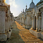 MYANMAR, Burma - Mandalay , rund um die Kuthodaw-Pagode, einige der 729 Stupas ,, 78625/20365