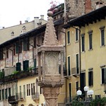 Colonne Visconti (XIVe si&egrave;cle), piazza delle Erbe, V&eacute;rone, province de V&eacute;rone, V&eacute;n&eacute;tie, Italie.