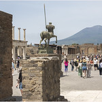 3637-AL FONDO EL VESUBIO Y EN PRIMER PLANO EL TEMPLO DE APOLO RUINAS DE POMPEYA -
