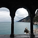 Vista de la Grotta di Lord Byron des dels finestrals de la Chiesa di San Pietro. Porto Venere.