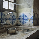 Pot de fer contre &eacute;vier de pierre.