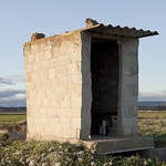Min&uacute;scula yac&iacute;a sobre la acequia.