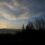 Salida del sol entre nubes