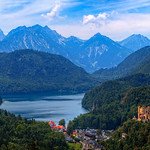Paisaje con lago, bosque y castillo