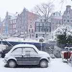 L'auto pi&ugrave; bella durante una passeggiata invernale lungo la Prinsengracht di Amsterdam