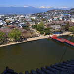 MATSUMOTO CASTLE, MATSUMOTO JO, A NATIONAL TREASURE, THE CITY OF MATSUMOTO, NAGANO-KEN, JAPAN / 松本城、国宝松本城、まつもとじょう、大天守、乾小天守、渡櫓、辰巳附櫓、月見櫓、三重の水掘で囲む縄張り、二の丸、三の丸、輪郭式、梯郭式、平城、1593年、五重六階、望楼型、連結式、石川数正、石川康長、複合式、埋門、太鼓門枡形、黒門・一の門・二の門、信州、松本市、長野県、日本