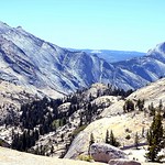 Le belv&eacute;d&egrave;re "d'Olmsted point" offre un point de vue majeur sur la vall&eacute;e de Yosemite. Au loin &agrave; droite, vous apercevez Half Dome.