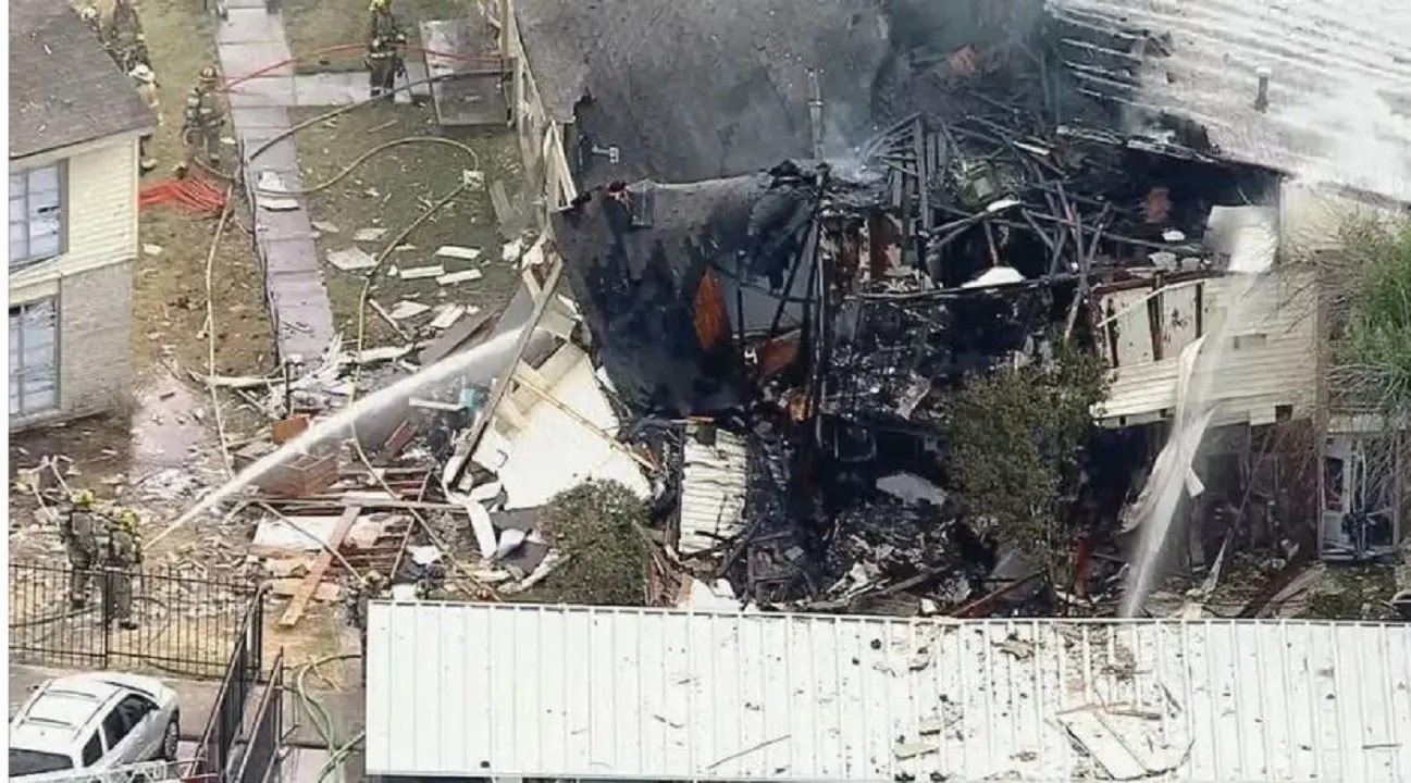Dallas firefighters, residents injured after gas explosion at apartment