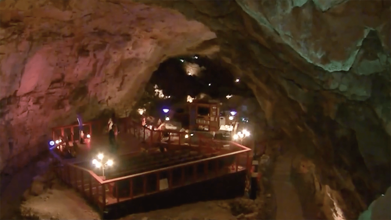 Arizona tourists stuck 200 feet underground in Grand Canyon Caverns