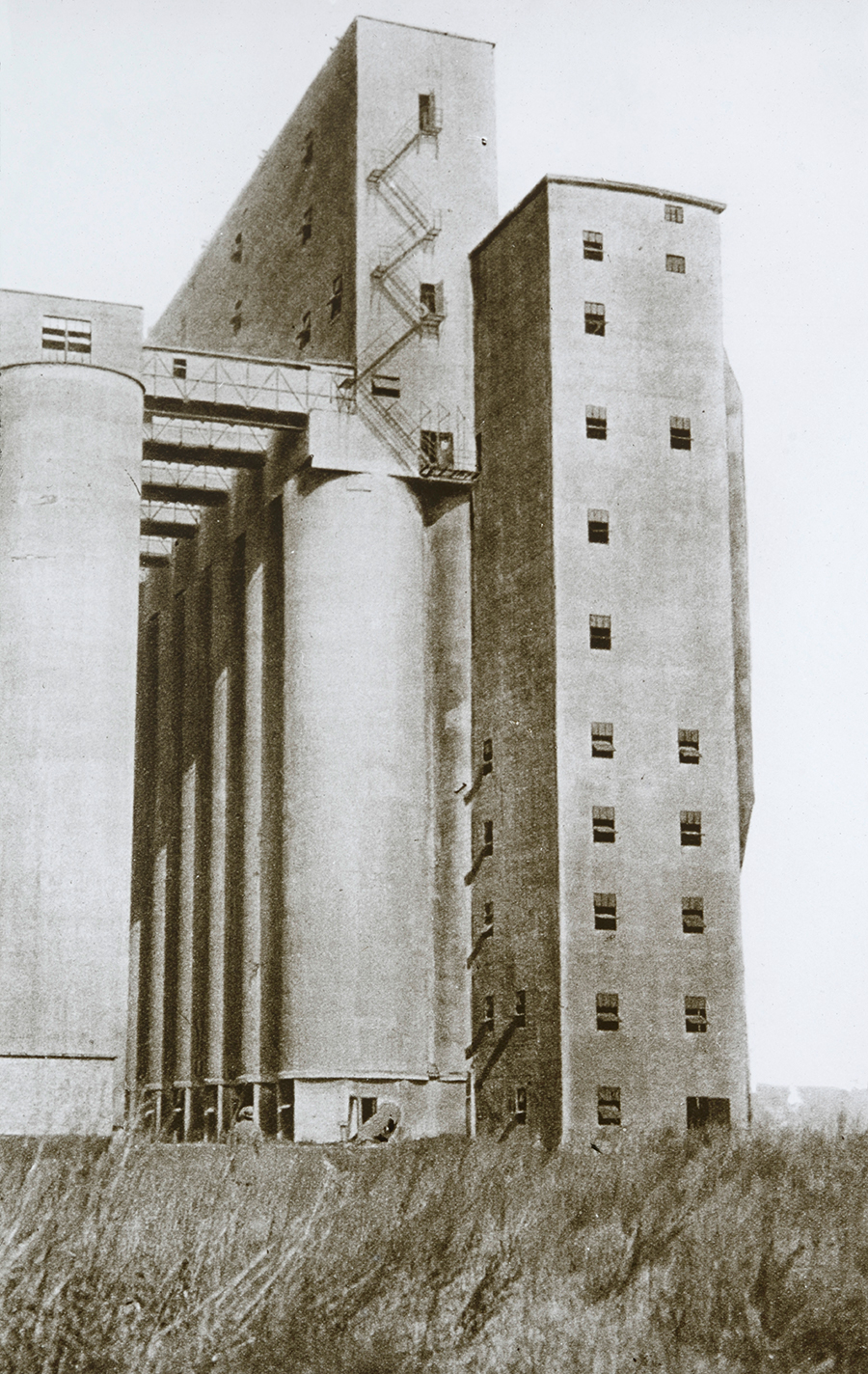 What Modernism Learned from the World’s First Grain Elevator Frieze
