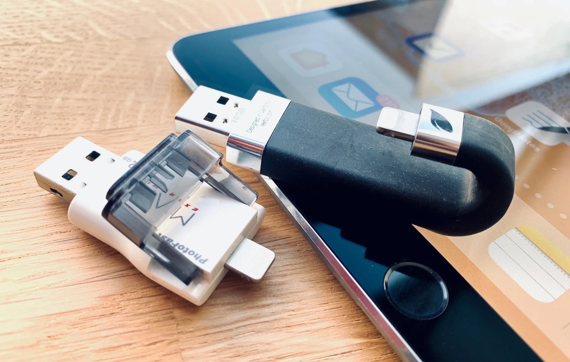 Gibt es einen USBStick oder USBAdapter für iPad und iPhone?