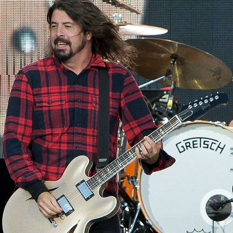 Dave Grohl plays guitar solo using his broken leg Gigwise
