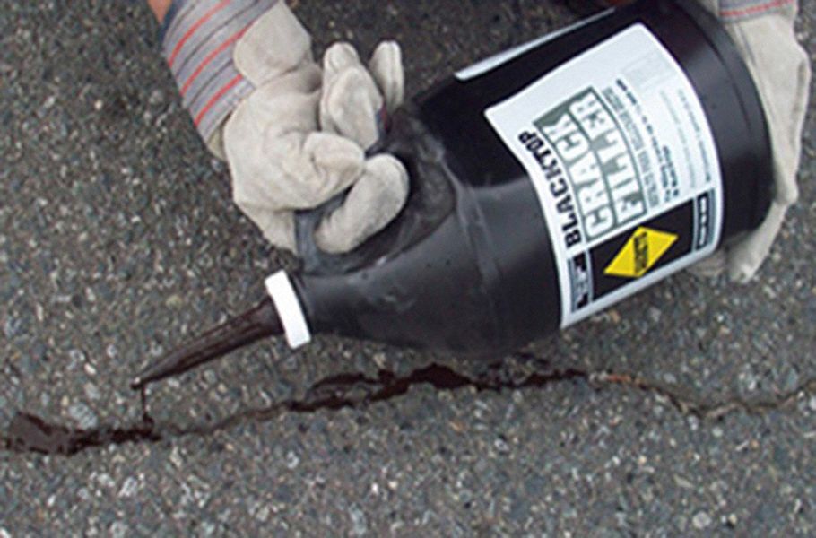SAKRETE Black Blacktop Crack Filler, 1 gal Can, Coverage 160 ft 1/4