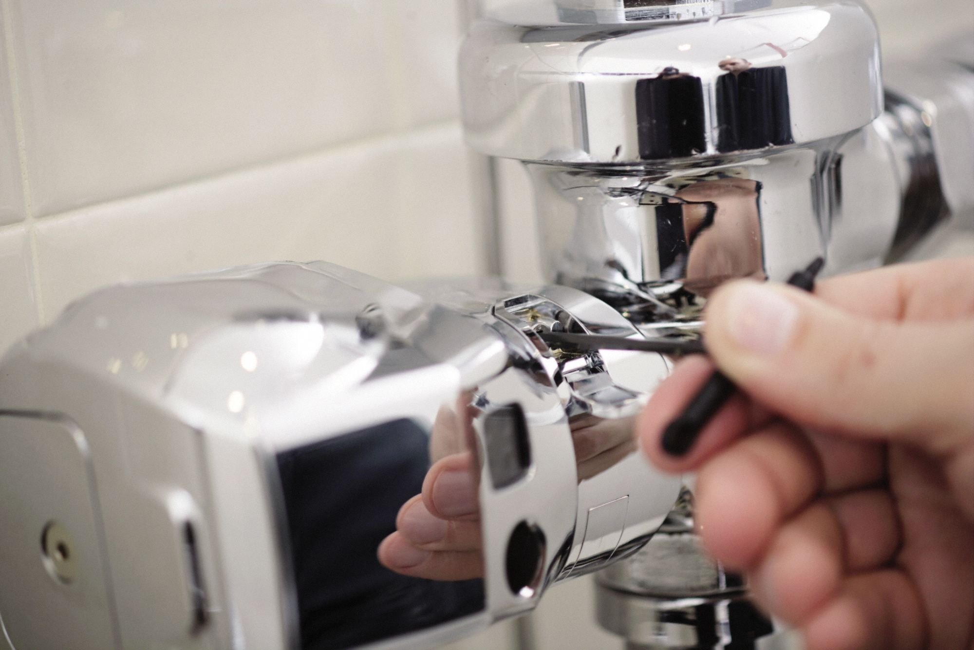 RUBBERMAID COMMERCIAL PRODUCTS Automatic Flush Valve Retrofit Kit