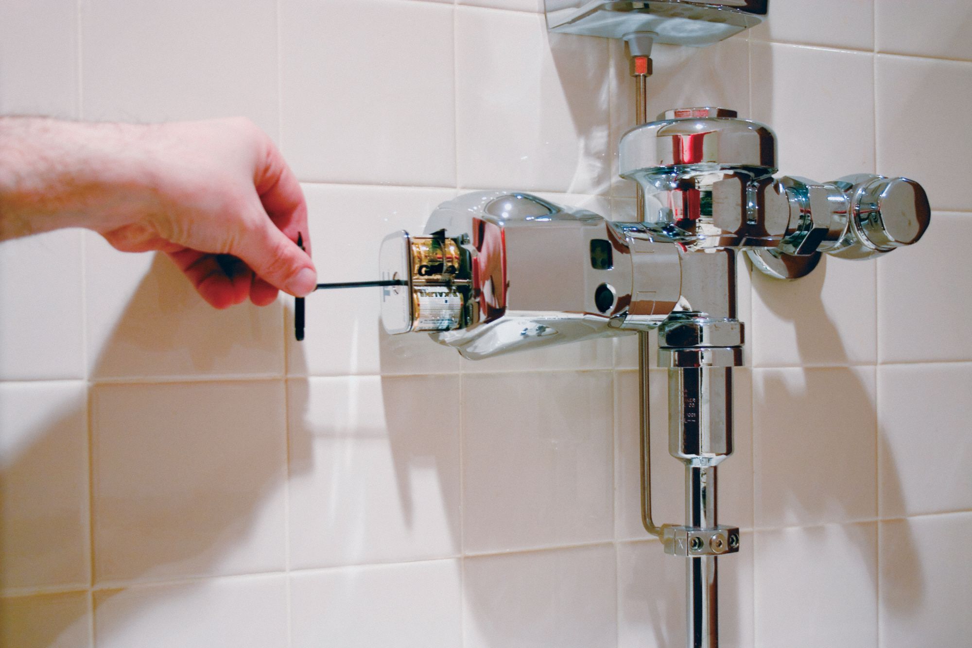 RUBBERMAID COMMERCIAL PRODUCTS Automatic Flush Valve Retrofit Kit