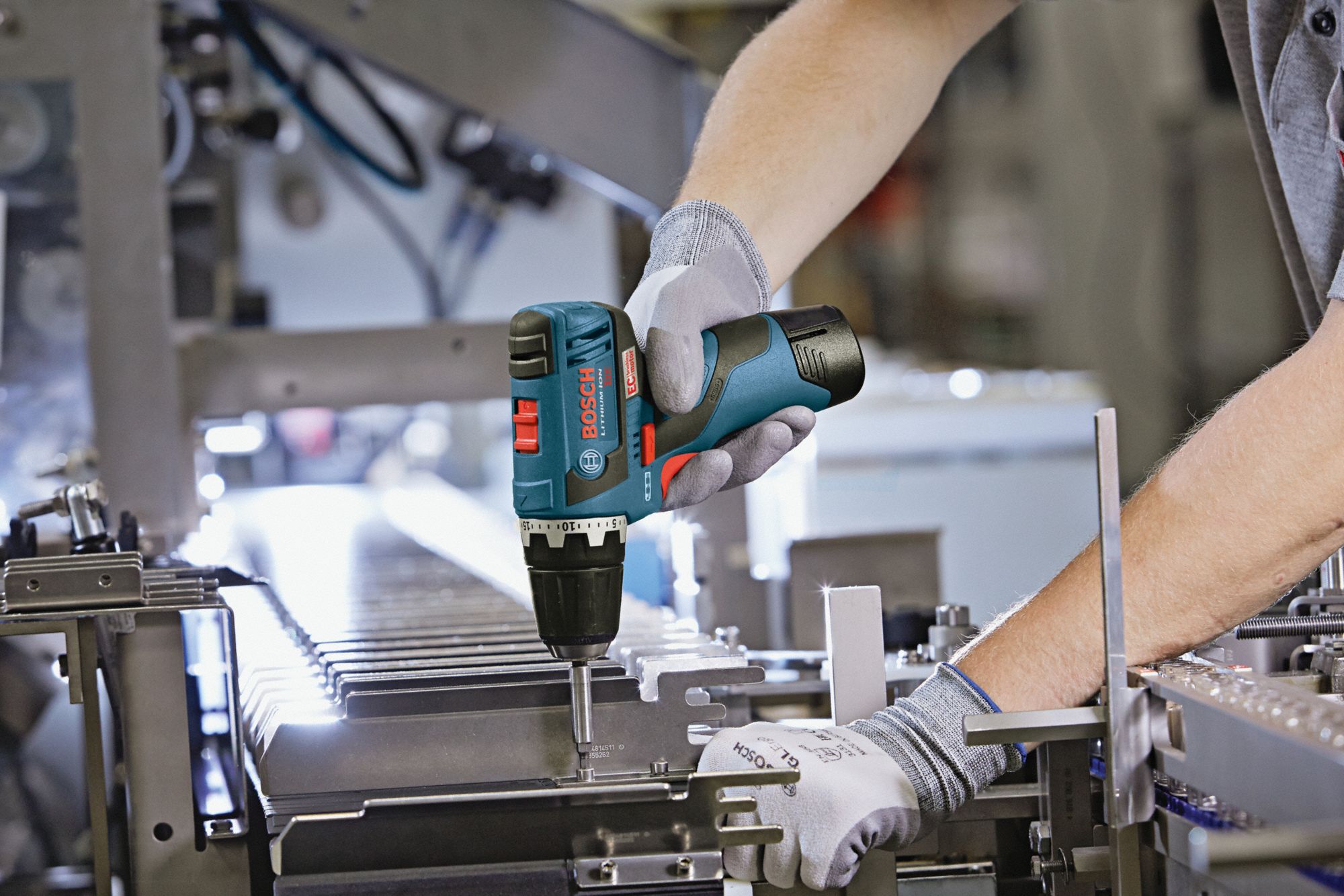 BOSCH Drill Kit, Cordless, 0 in-lb to 180 in-lb, 3/8 in Chuck Size