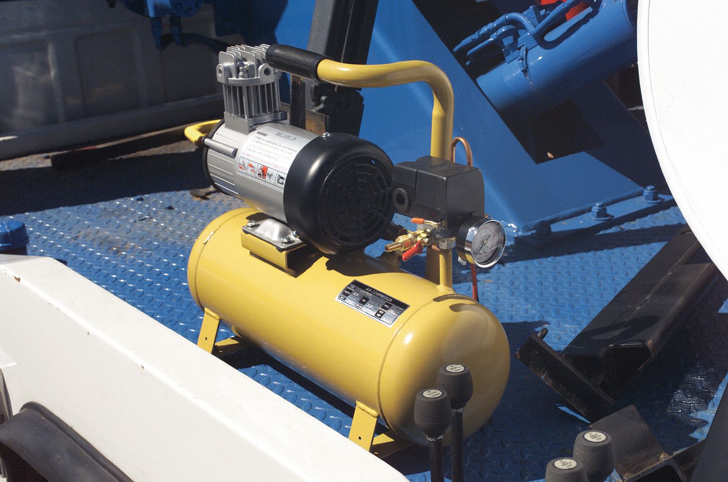 PHOENIX 12VDC, 3 gal. Portable Electric OilFree Air Compressor 3VTH1