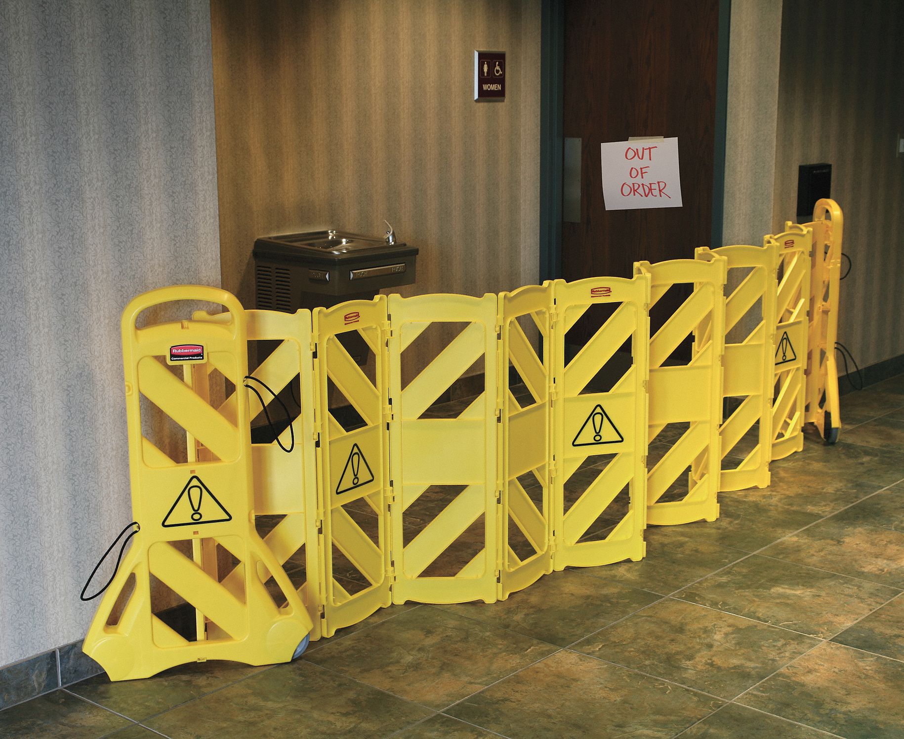 RUBBERMAID COMMERCIAL PRODUCTS Portable Barricade, 16 Panel, 13 ft