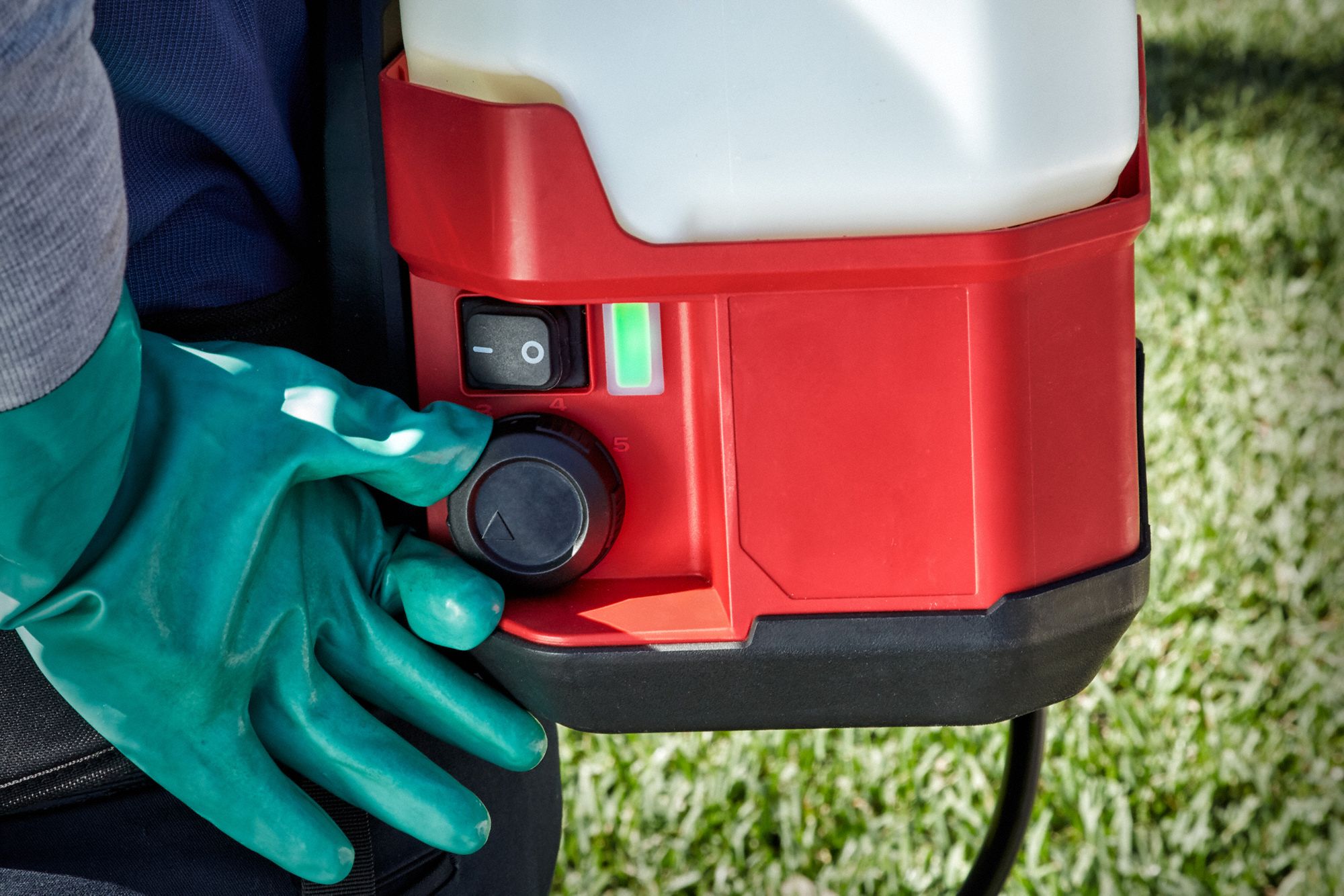 MILWAUKEE Backpack Sprayer Kit 4 gal Sprayer Tank Capacity, HDPE, In Tank Filter, 48 in