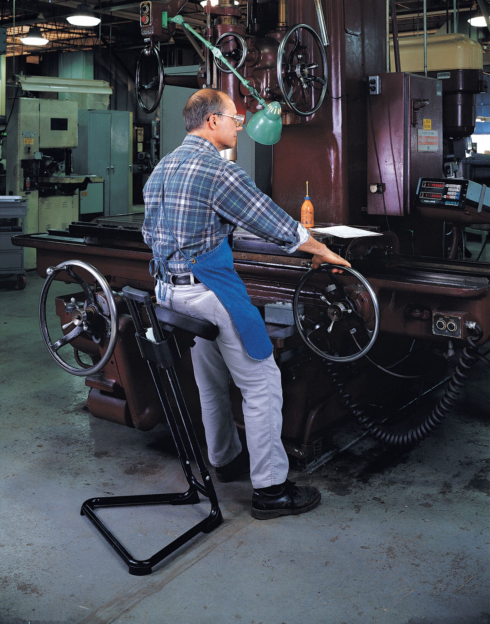 LYON Sit/Stand Stool 5NN44NF2092N Grainger