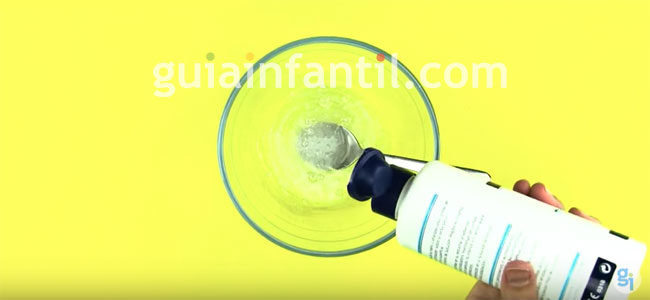 Cómo hacer Slime transparente con purpurina. Manualidades infantiles