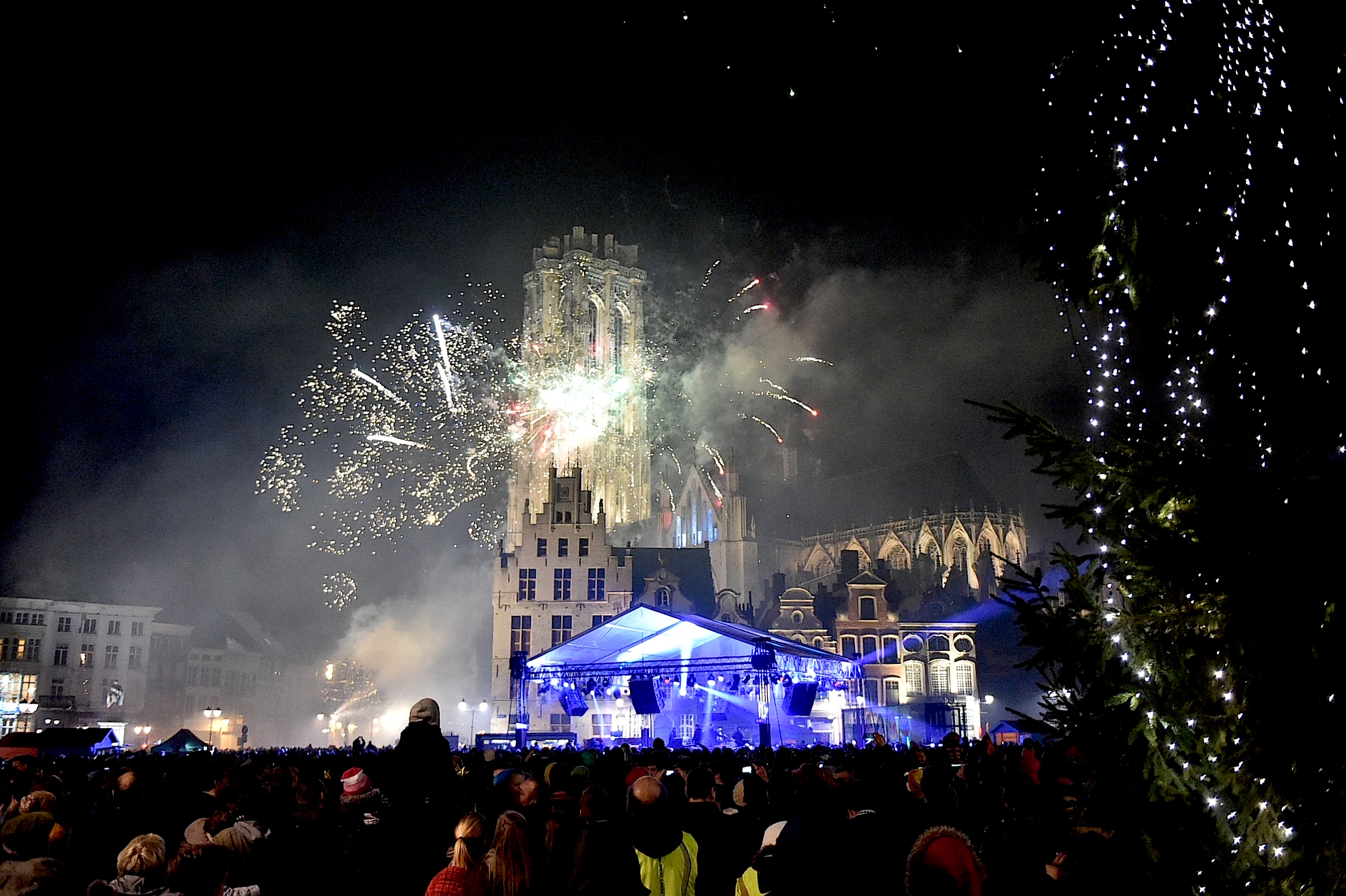 Duizenden vieren nieuwjaar op Grote Markt (Mechelen) Gazet van Antwerpen