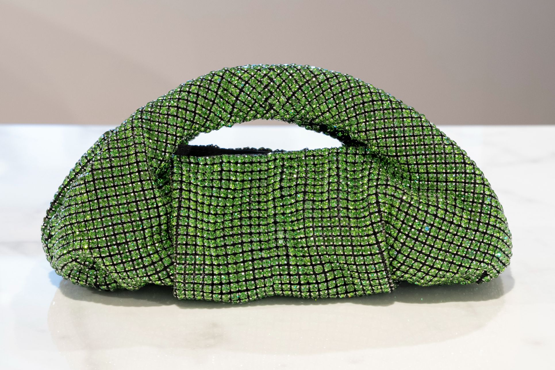 حقائب الحفلات البراقة.. رفيقة لا غنى عنها في موسم الربيع والصيف مجلة هي