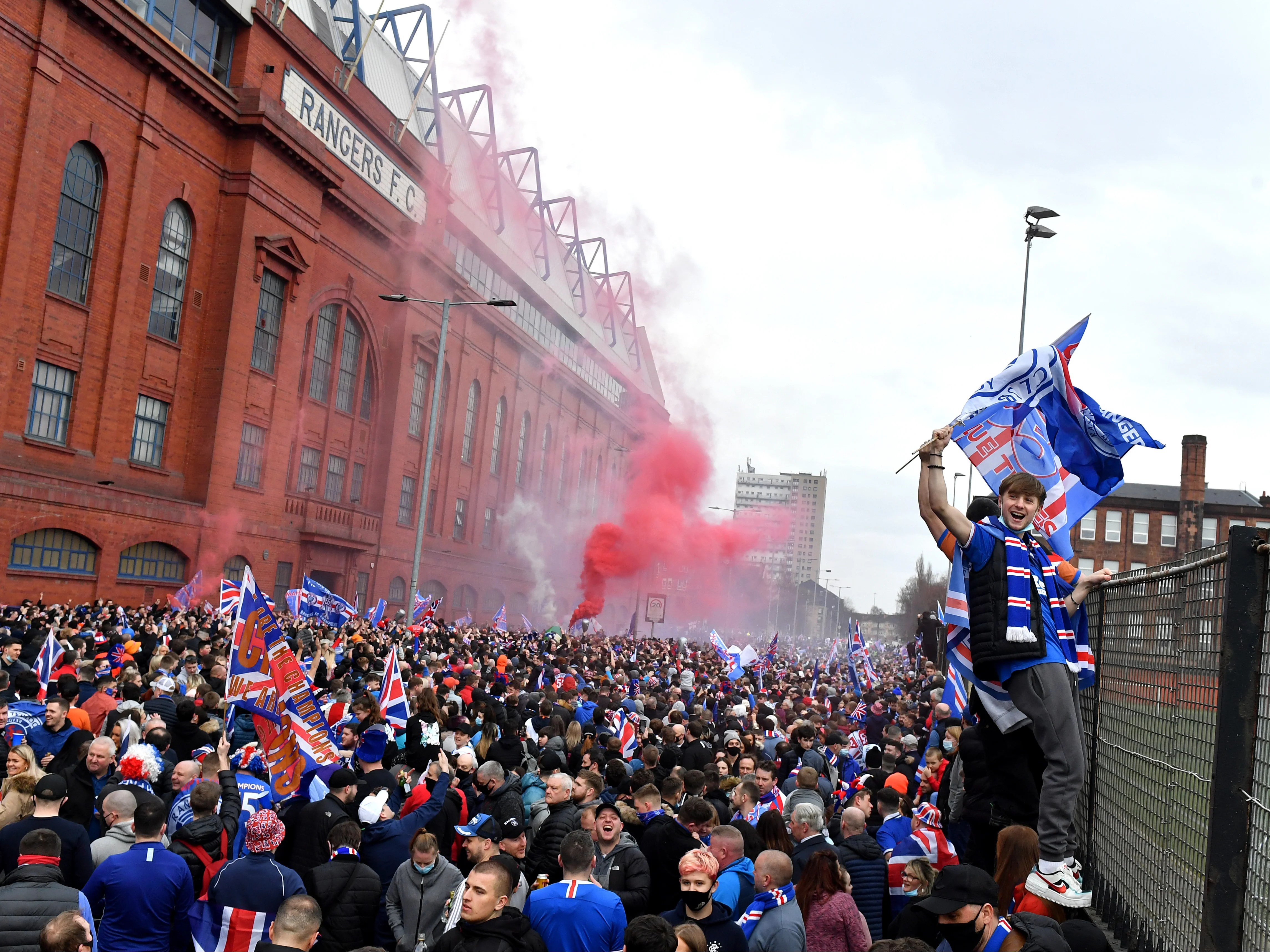 Rangers Fans In Pictures Thousands Of Rangers Fans Gather Outside