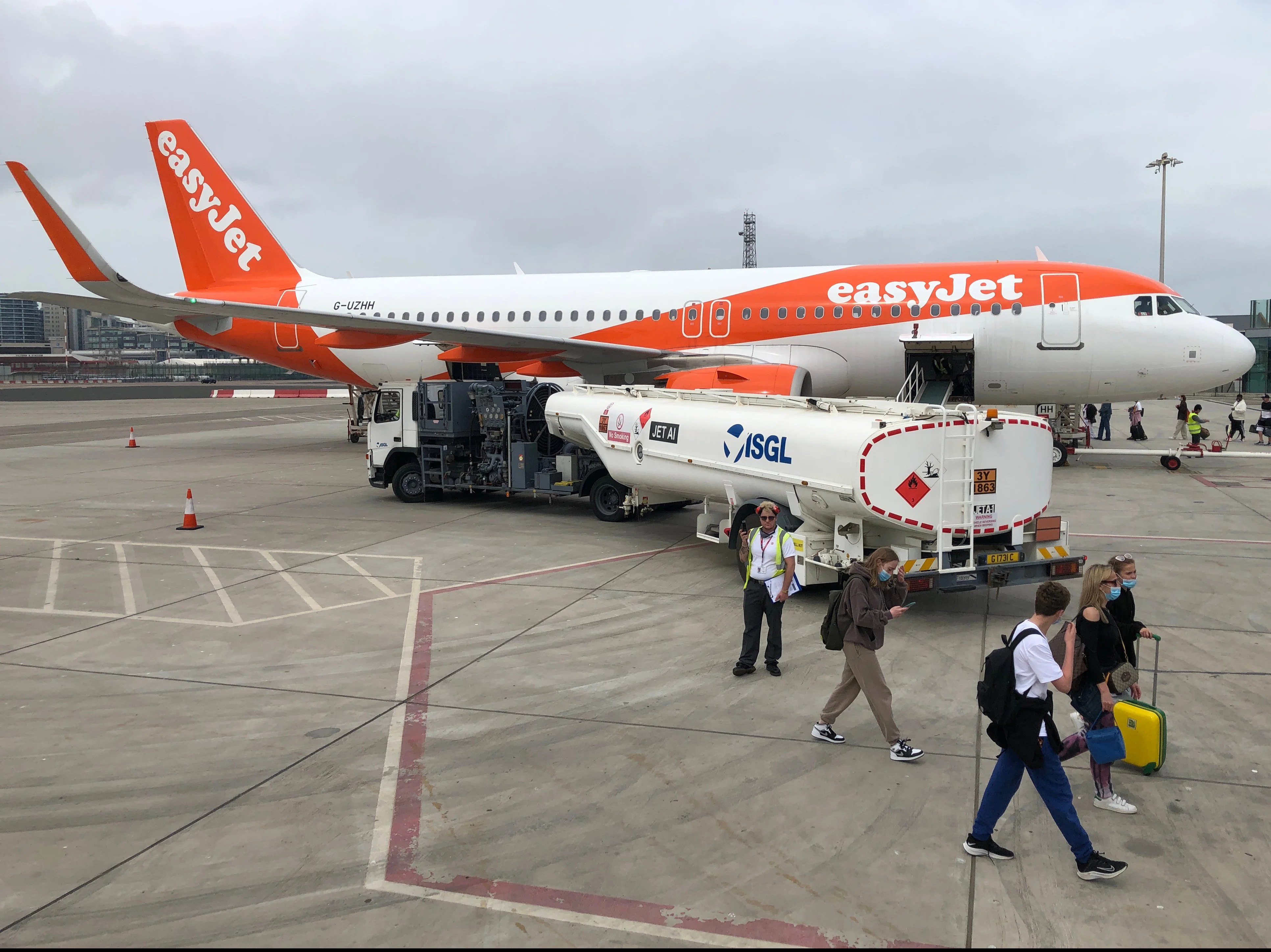 EasyJet cancels hundreds of flights but fails to inform passengers of