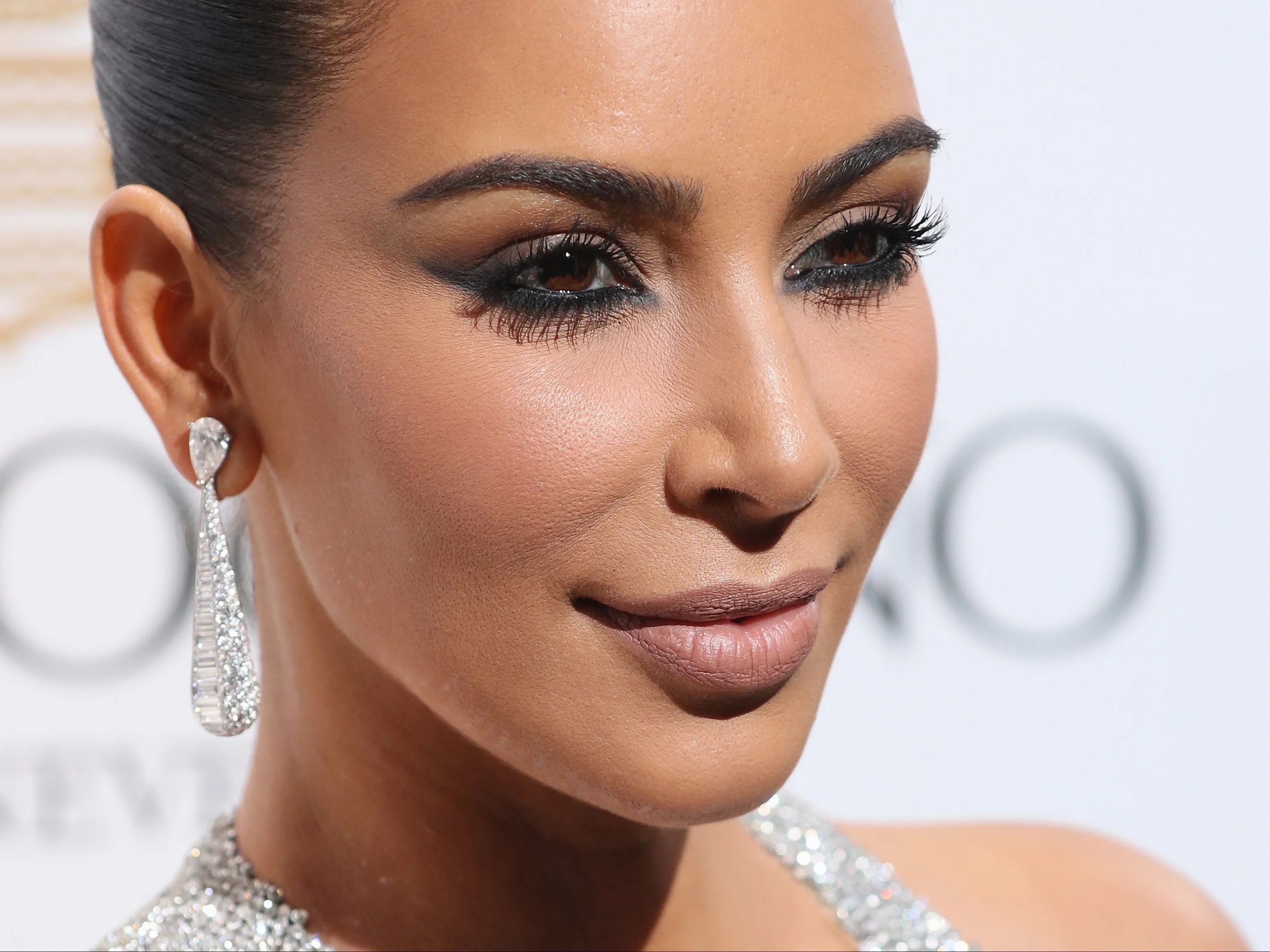 What is reverse cat eye makeup and how do you do it? The