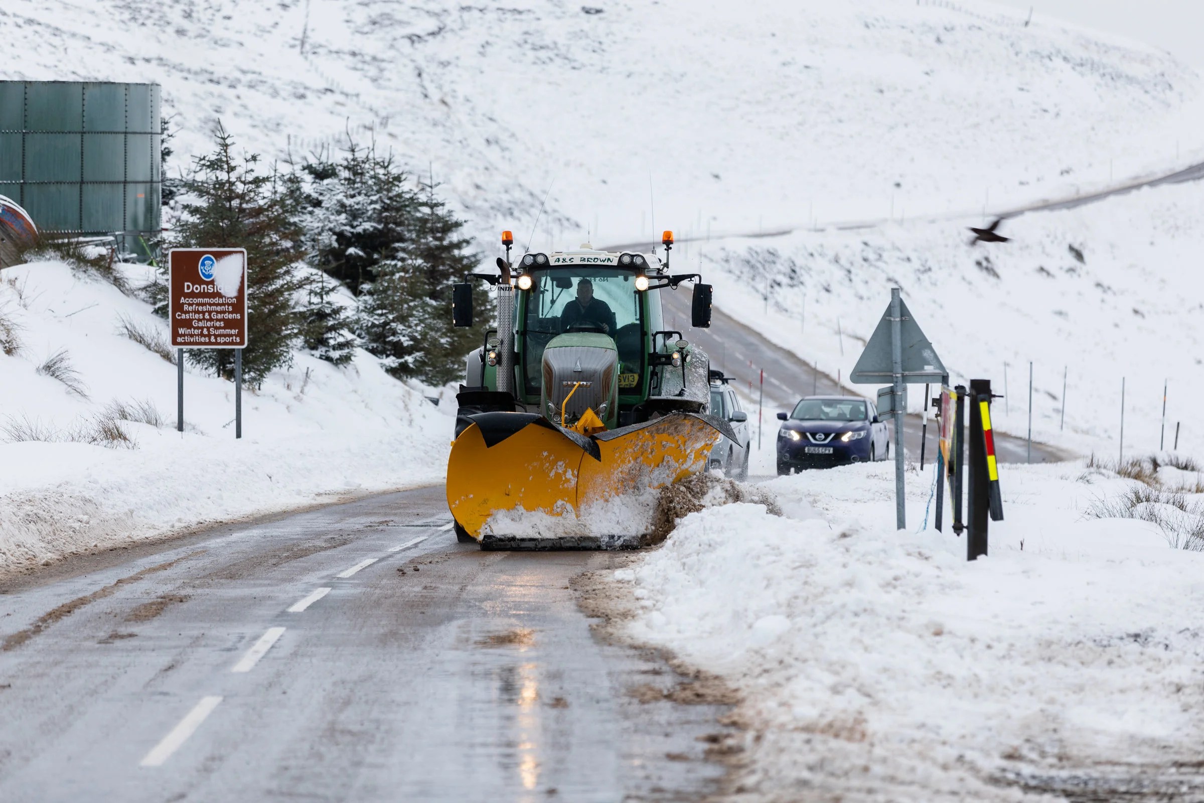 UK weather Snow warning as temperatures fall below freezing The
