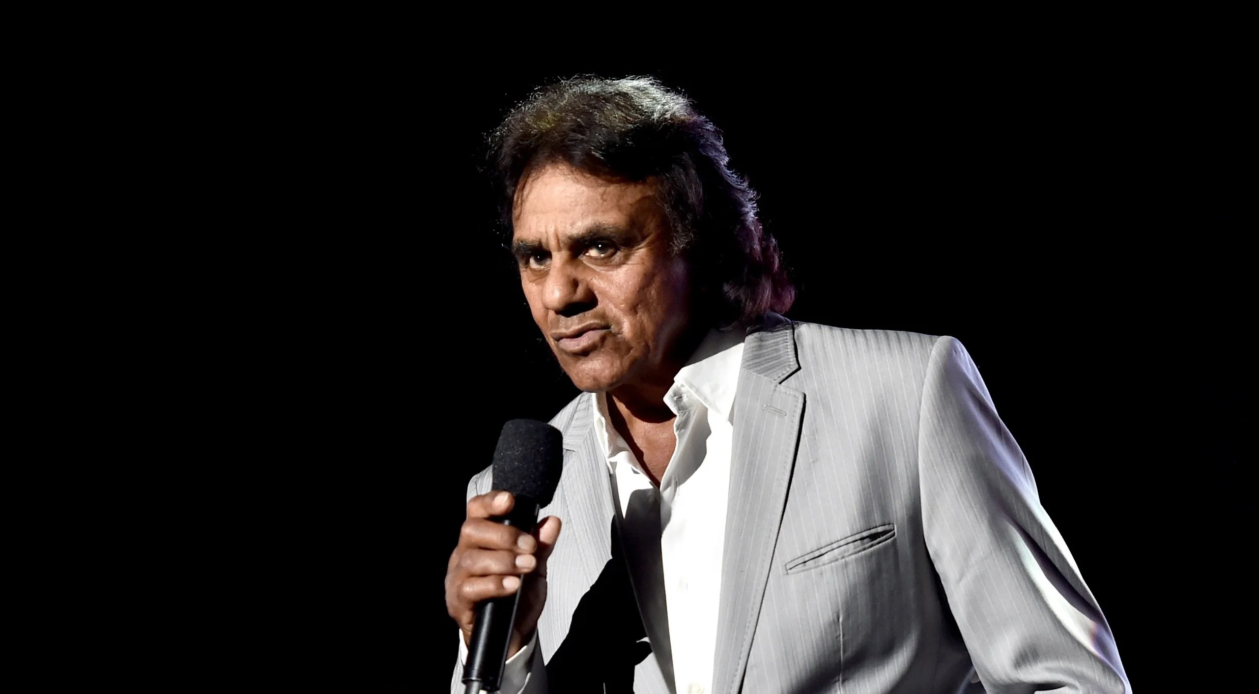 Legendary singer Johnny Mathis announces final performance before