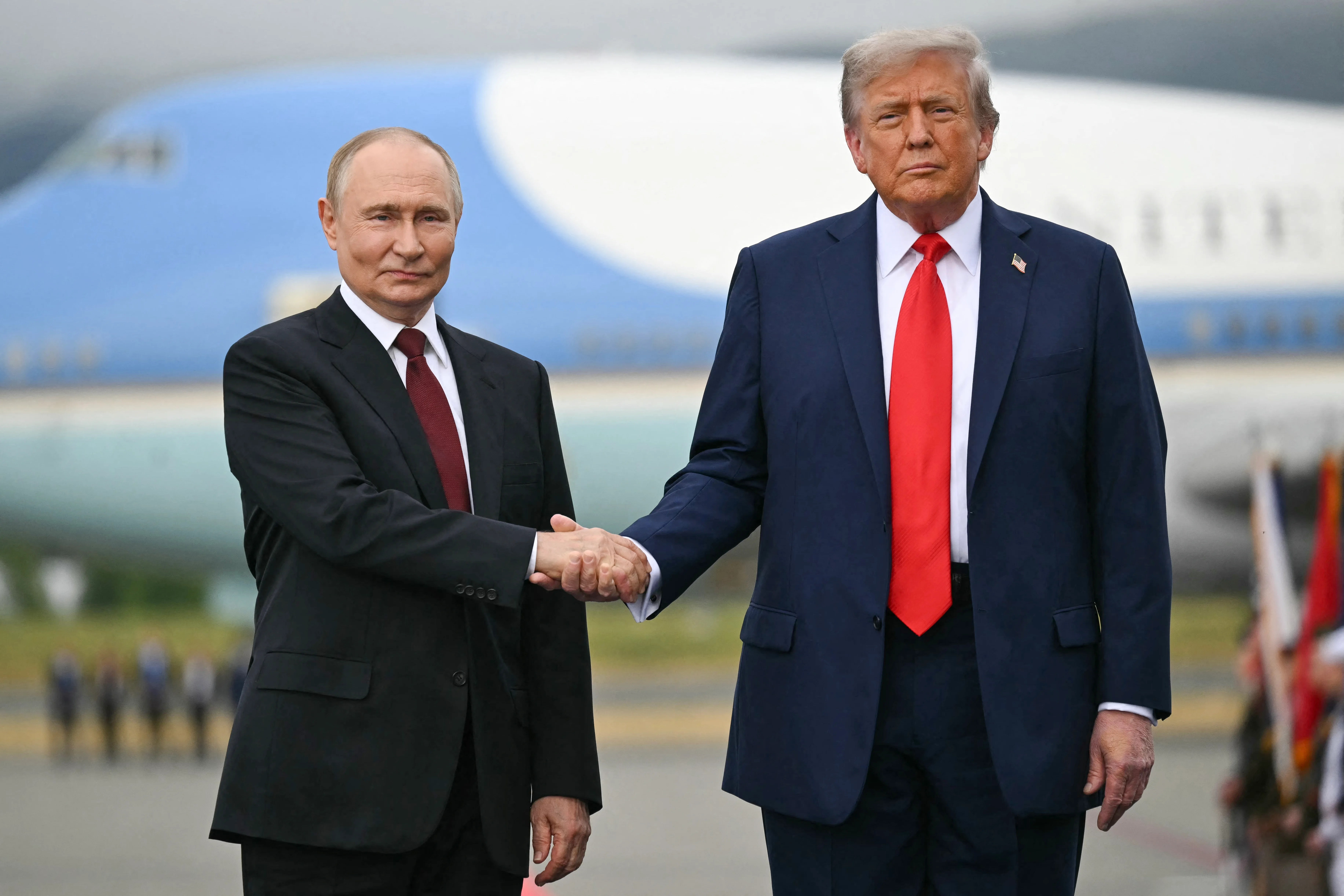 Trump calls Democratic senator ‘unattractive,’ touts new White House flags, in late-night meltdown ahead of Zelensky meeting