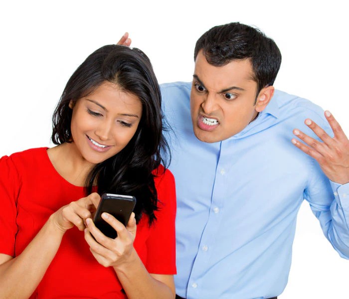 These are the 5 signs that tell your boyfriend is an absolute control