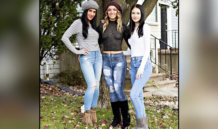 Naked Girl With Body Paint Walked Around The Mall And You Have To Check