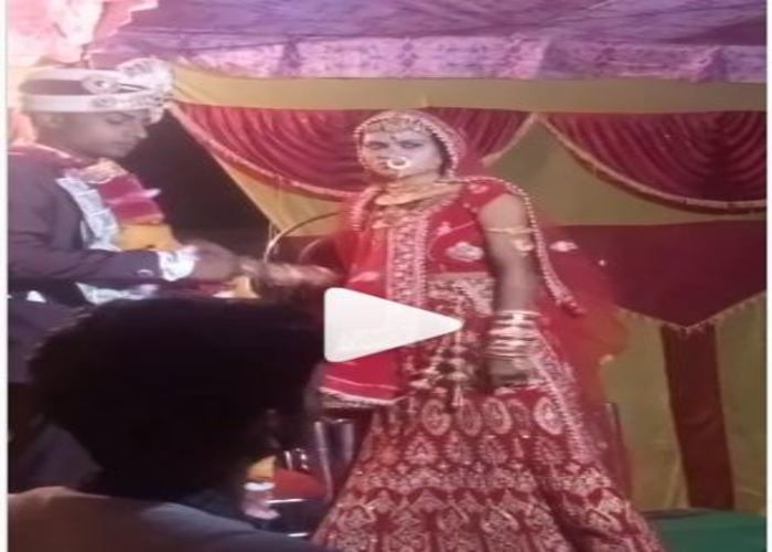 Angry Bride VIRAL Video Groom Friends Crack Joke During Varmala Ceremony. What Happened Next...