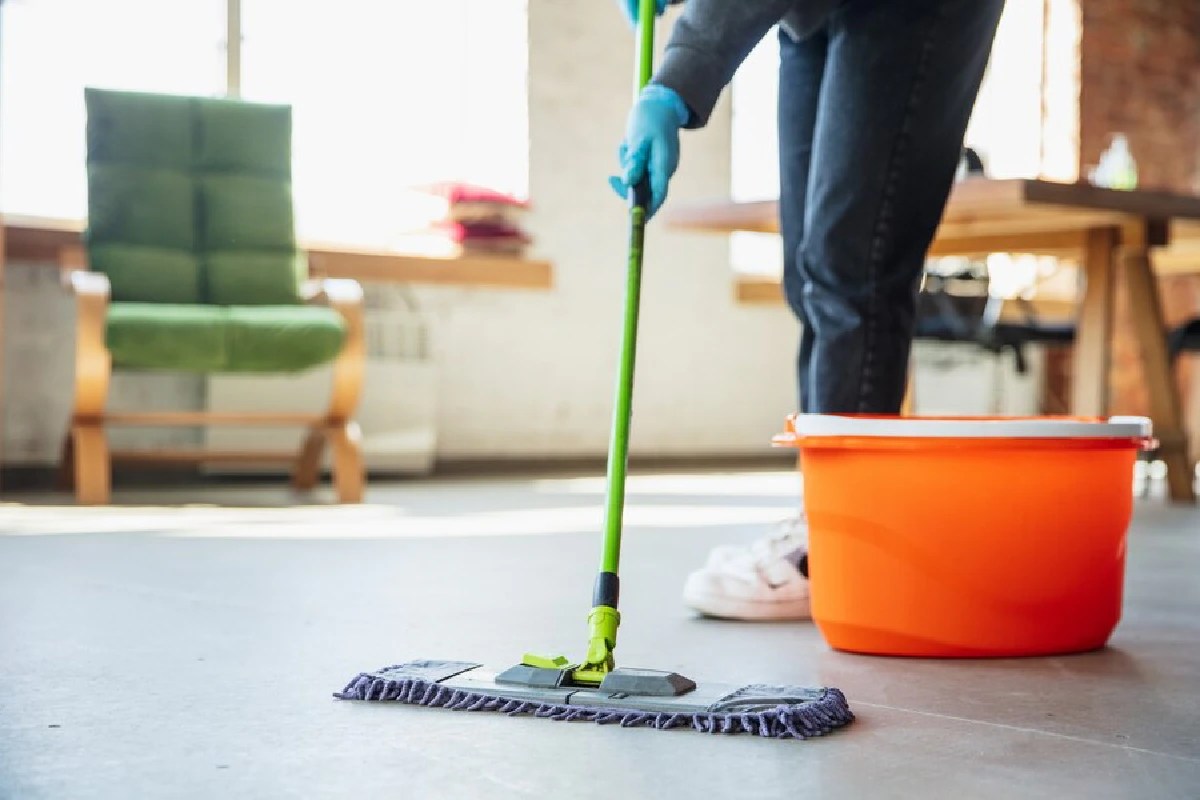 Floor Cleaning Tips घर के पीले फर्श को बनाएं सफेद और चमकदार, अपनाएं ये