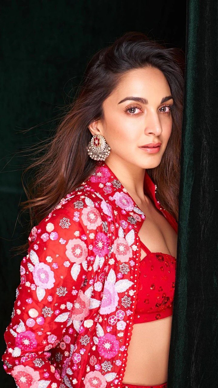Kiara Advani Looks MastMast in Moonflower Jacket Set For Rs 1.98 Lakh