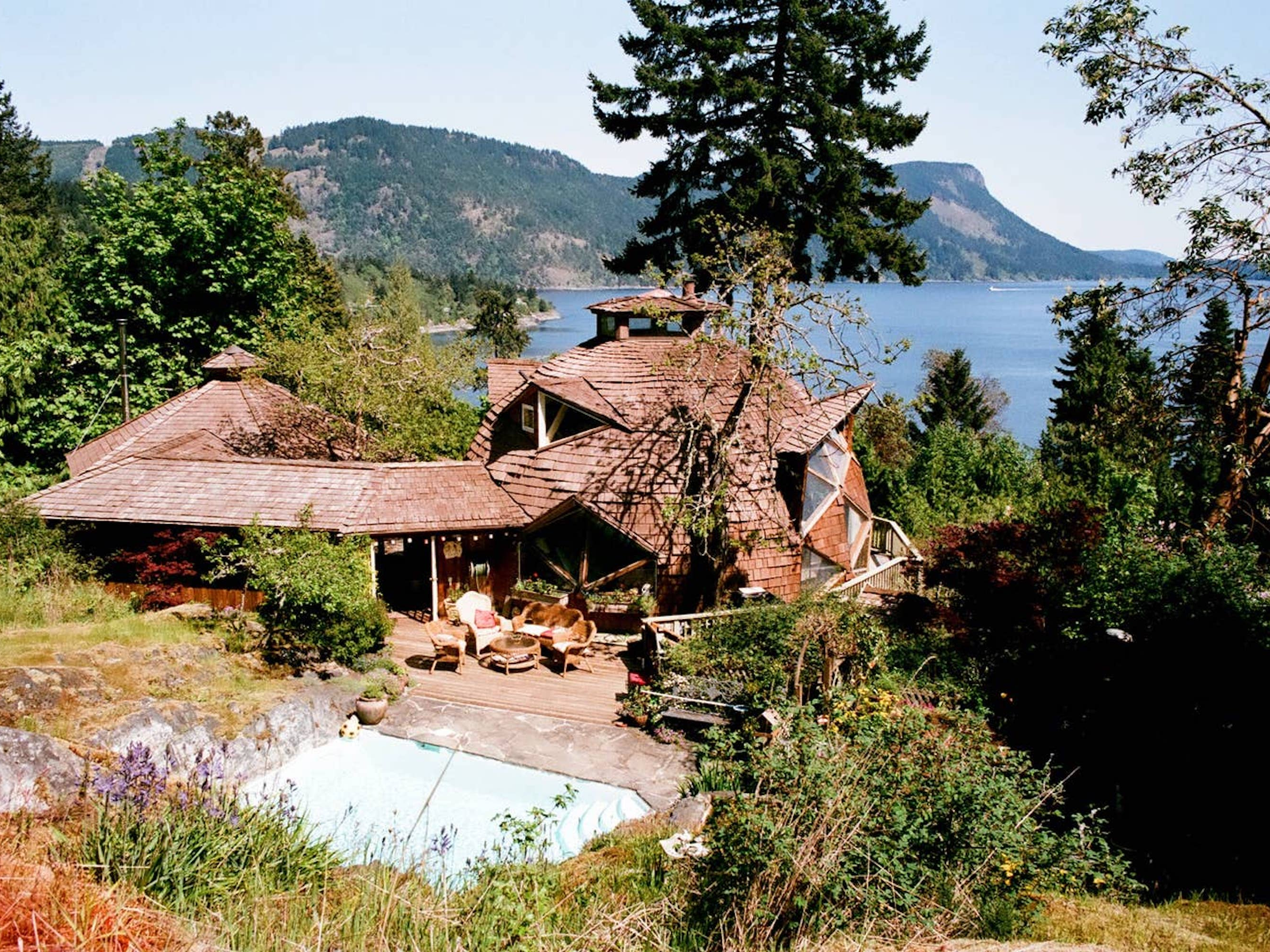 8 cheap, stunning Airbnbs you can rent to live like Prince Harry and