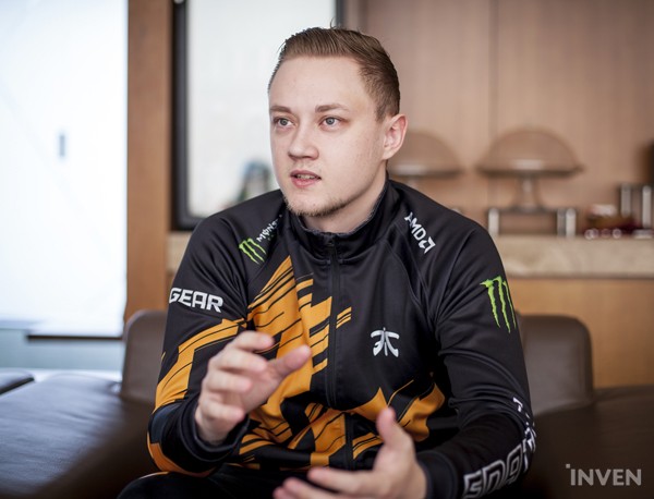 League of Legends [Unfiltered Interview] Rekkles Ranks ADC Players