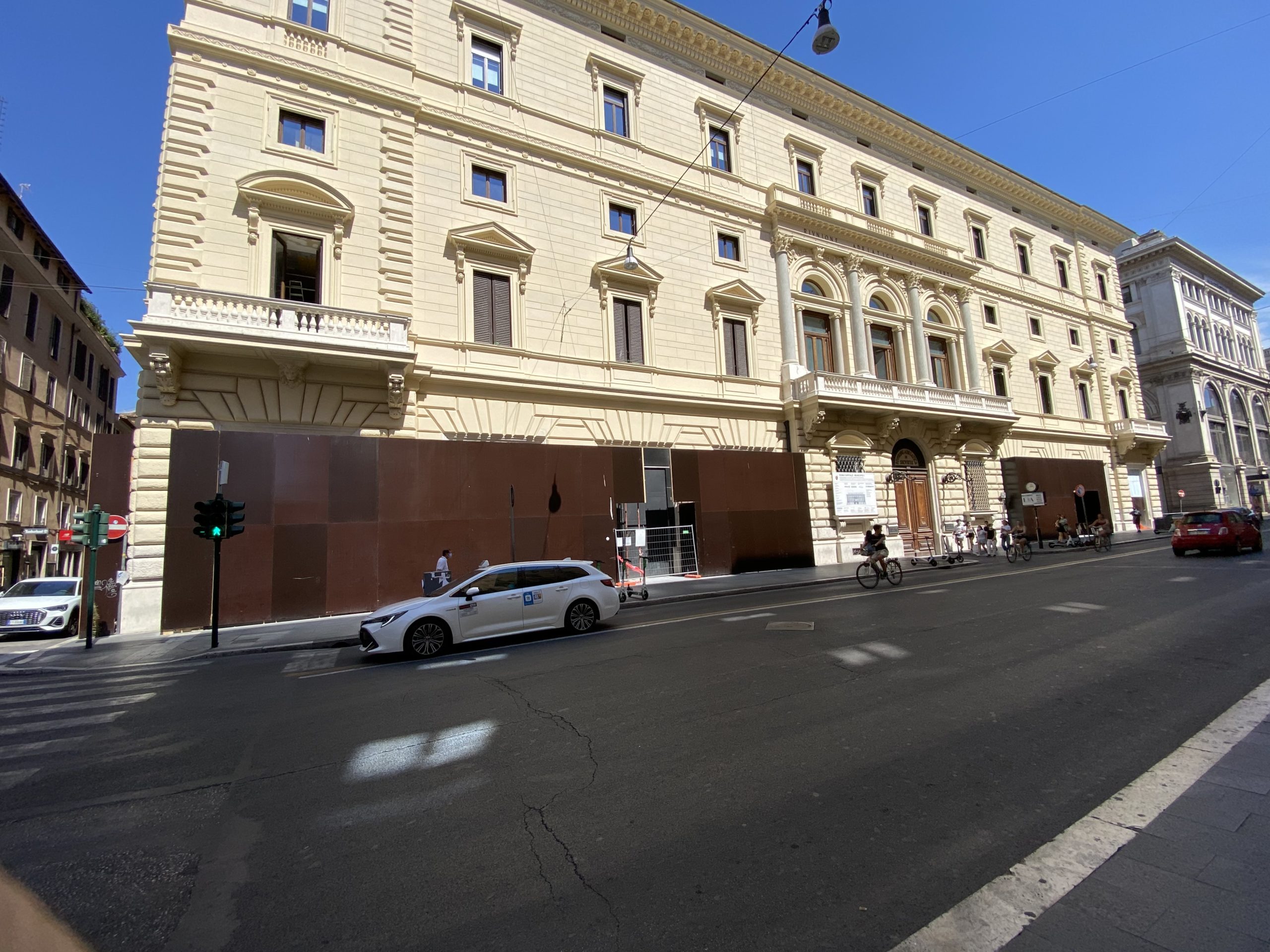Riprendono i lavori per l'Apple Store Via del Corso a Roma iPhone Italia