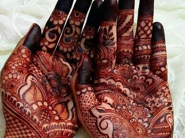 Simple Mehndi Lagane Ki Design
